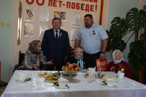 Дамир Ишкинеев поздравил тружениц тыла, проживающих в Нурлатском Доме-интернате для престарелых и инвалидов, с Днем Победы