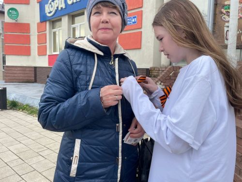Школьники Нурлата раздали Георгиевские ленточки в честь 80-летия Победы
