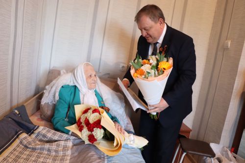 Дамир Ишкинеев и Айдар Метшин поздравили нурлатских ветеранов с 80-летием Победы