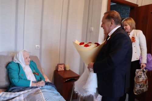 Дамир Ишкинеев и Айдар Метшин поздравили нурлатских ветеранов с 80-летием Победы