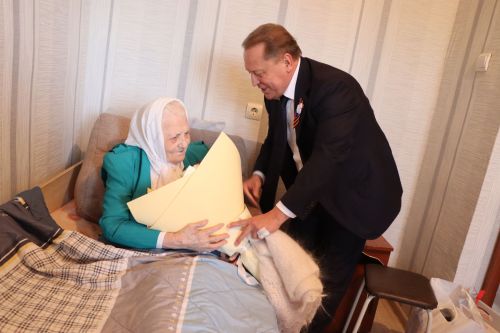 Дамир Ишкинеев и Айдар Метшин поздравили нурлатских ветеранов с 80-летием Победы