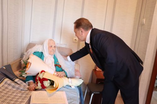 Дамир Ишкинеев и Айдар Метшин поздравили нурлатских ветеранов с 80-летием Победы