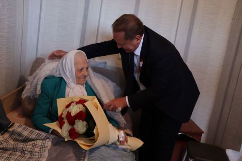 Дамир Ишкинеев и Айдар Метшин поздравили нурлатских ветеранов с 80-летием Победы