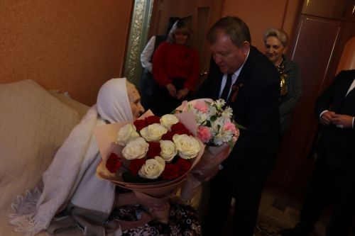 Дамир Ишкинеев и Айдар Метшин поздравили нурлатских ветеранов с 80-летием Победы