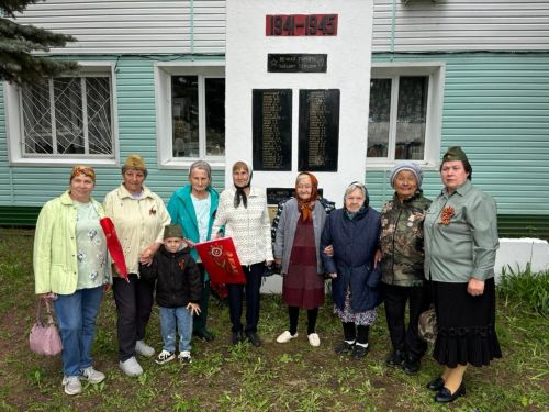 Жители поселка Заречный приняли участие в праздничном параде