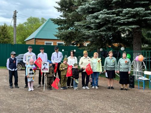 Жители поселка Заречный приняли участие в праздничном параде