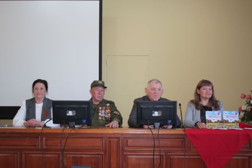 Для юных нурлатцев прошел Урок патриотизма от представителей «Клуба воинской славы»
