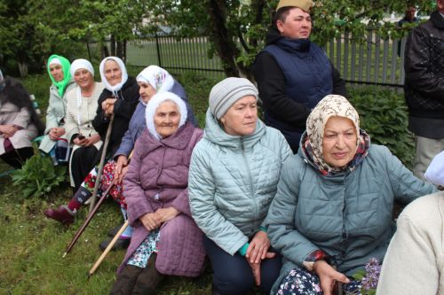 В День Победы Минталип Минеханов организовал праздничное чаепитие для жителей своего родного села Кривое Озеро