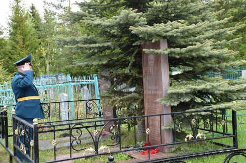 В Нурлате в День Победы начался с возложения цветов к памятнику воину-освободителю и на могилы Героев