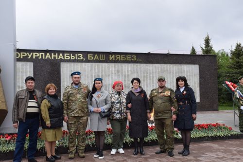 В Нурлате в День Победы начался с возложения цветов к памятнику воину-освободителю и на могилы Героев