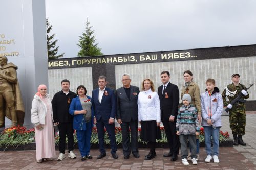 В Нурлате в День Победы начался с возложения цветов к памятнику воину-освободителю и на могилы Героев
