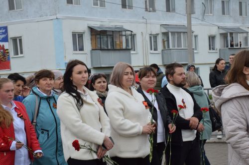 В Нурлате в День Победы начался с возложения цветов к памятнику воину-освободителю и на могилы Героев