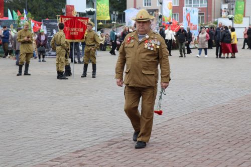 В Нурлате в День Победы начался с возложения цветов к памятнику воину-освободителю и на могилы Героев