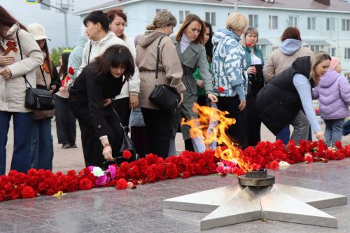 В Нурлате в День Победы начался с возложения цветов к памятнику воину-освободителю и на могилы Героев