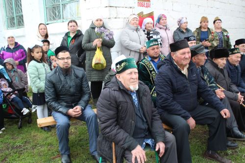 В День Победы Минталип Минеханов организовал праздничное чаепитие для жителей своего родного села Кривое Озеро