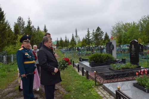 В Нурлате в День Победы начался с возложения цветов к памятнику воину-освободителю и на могилы Героев