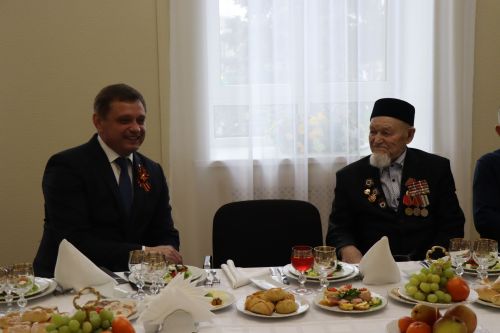Дамир Ишкинеев чествовал ветерана войны в День Победы
