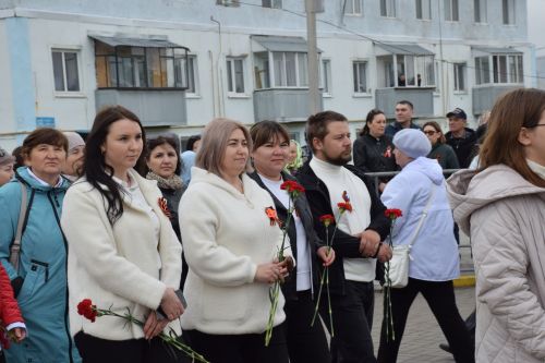 В Нурлате в День Победы начался с возложения цветов к памятнику воину-освободителю и на могилы Героев