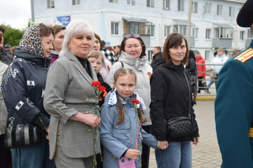В Нурлате в День Победы начался с возложения цветов к памятнику воину-освободителю и на могилы Героев