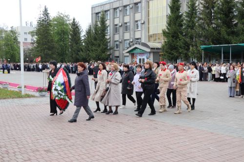 В Нурлате в День Победы начался с возложения цветов к памятнику воину-освободителю и на могилы Героев