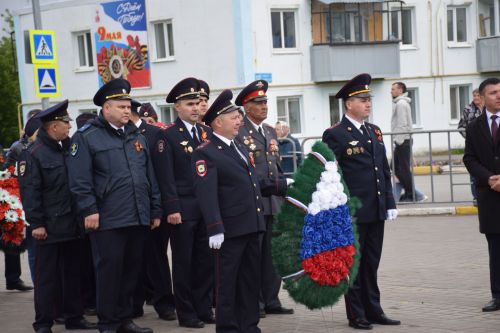 В Нурлате в День Победы начался с возложения цветов к памятнику воину-освободителю и на могилы Героев