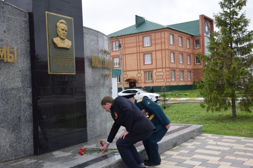 В Нурлате в День Победы начался с возложения цветов к памятнику воину-освободителю и на могилы Героев