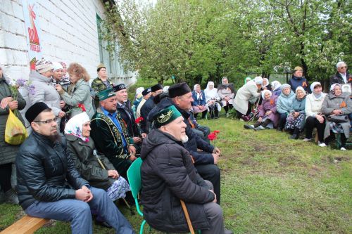 В День Победы Минталип Минеханов организовал праздничное чаепитие для жителей своего родного села Кривое Озеро