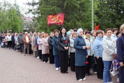 В Нурлате в День Победы начался с возложения цветов к памятнику воину-освободителю и на могилы Героев