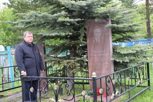 В Нурлате в День Победы начался с возложения цветов к памятнику воину-освободителю и на могилы Героев