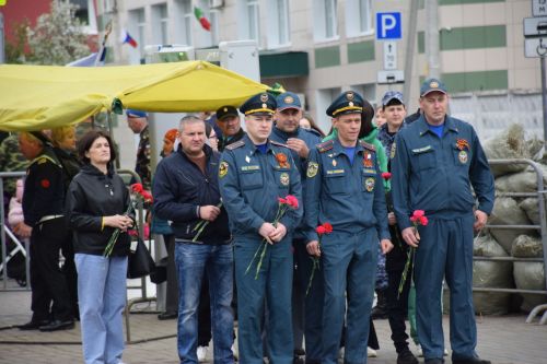 В Нурлате в День Победы начался с возложения цветов к памятнику воину-освободителю и на могилы Героев