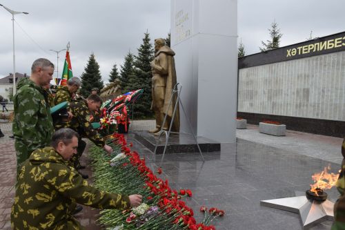 В Нурлате в День Победы начался с возложения цветов к памятнику воину-освободителю и на могилы Героев