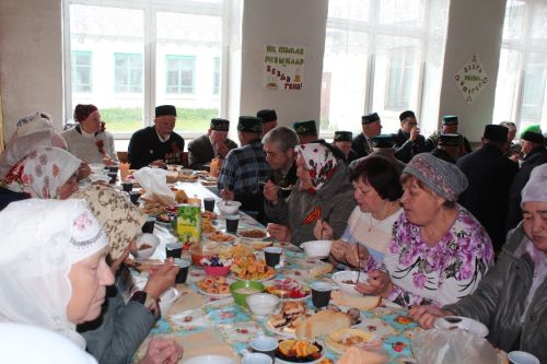 В День Победы Минталип Минеханов организовал праздничное чаепитие для жителей своего родного села Кривое Озеро