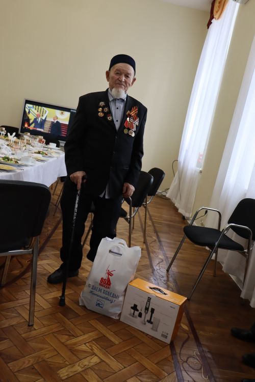 Дамир Ишкинеев чествовал ветерана войны в День Победы