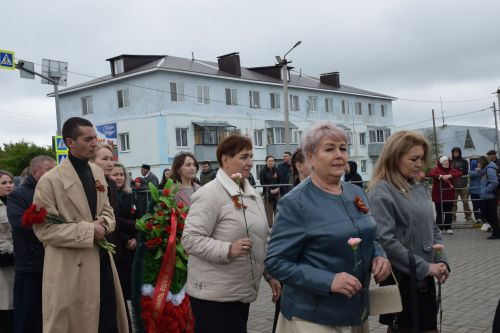 В Нурлате в День Победы начался с возложения цветов к памятнику воину-освободителю и на могилы Героев