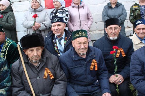 В День Победы Минталип Минеханов организовал праздничное чаепитие для жителей своего родного села Кривое Озеро