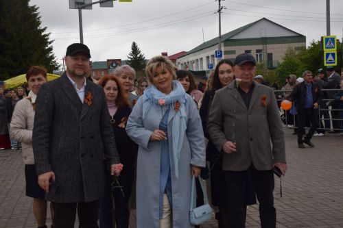 В Нурлате в День Победы начался с возложения цветов к памятнику воину-освободителю и на могилы Героев