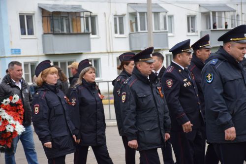 В Нурлате в День Победы начался с возложения цветов к памятнику воину-освободителю и на могилы Героев