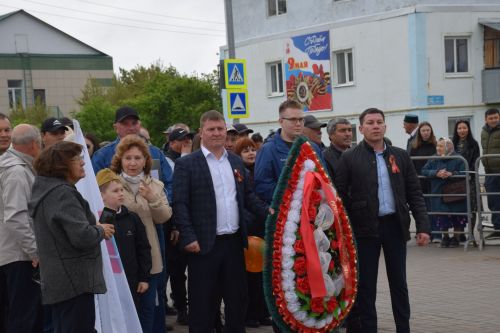 В Нурлате в День Победы начался с возложения цветов к памятнику воину-освободителю и на могилы Героев