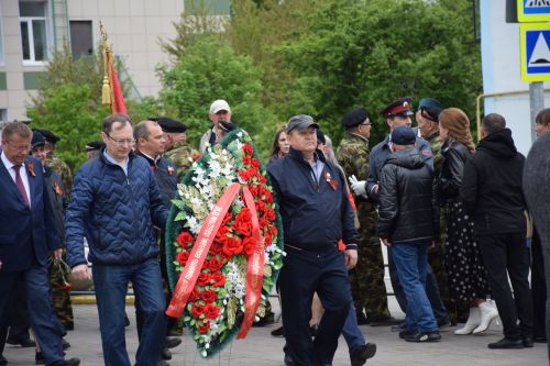 В Нурлате в День Победы начался с возложения цветов к памятнику воину-освободителю и на могилы Героев
