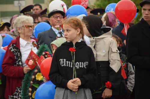 В Нурлате в День Победы начался с возложения цветов к памятнику воину-освободителю и на могилы Героев
