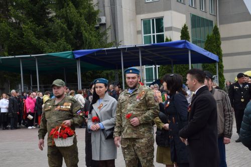 В Нурлате в День Победы начался с возложения цветов к памятнику воину-освободителю и на могилы Героев