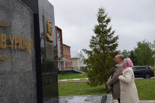 В Нурлате в День Победы начался с возложения цветов к памятнику воину-освободителю и на могилы Героев