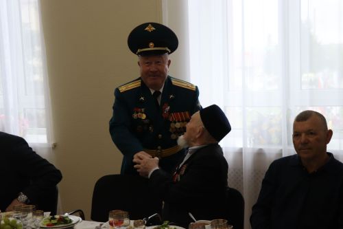 Дамир Ишкинеев чествовал ветерана войны в День Победы