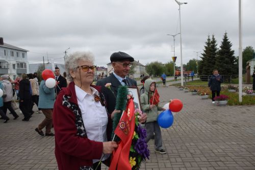 В Нурлате в День Победы начался с возложения цветов к памятнику воину-освободителю и на могилы Героев
