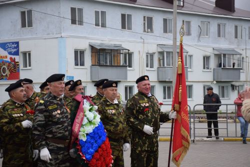 В Нурлате в День Победы начался с возложения цветов к памятнику воину-освободителю и на могилы Героев