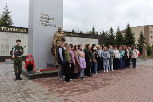 В Нурлате в День Победы начался с возложения цветов к памятнику воину-освободителю и на могилы Героев