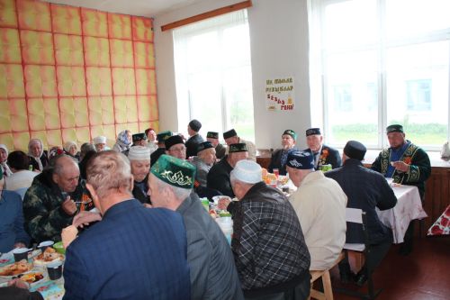 В День Победы Минталип Минеханов организовал праздничное чаепитие для жителей своего родного села Кривое Озеро