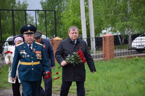 В Нурлате в День Победы начался с возложения цветов к памятнику воину-освободителю и на могилы Героев