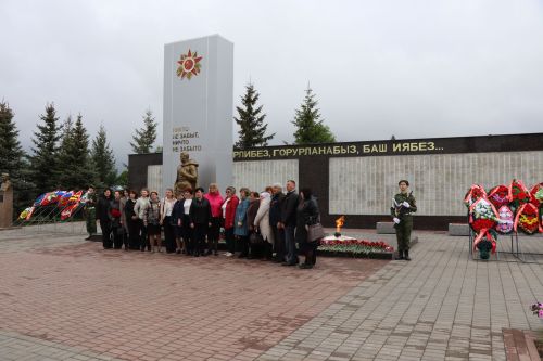 В Нурлате в День Победы начался с возложения цветов к памятнику воину-освободителю и на могилы Героев