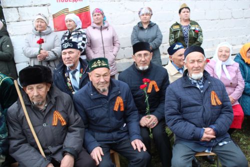 В День Победы Минталип Минеханов организовал праздничное чаепитие для жителей своего родного села Кривое Озеро